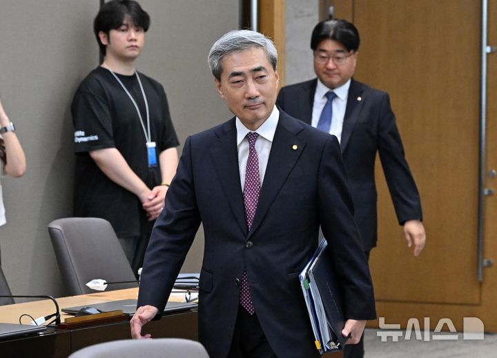 [서울=뉴시스] 사진공동취재단 = 신현송 한국은행 총재가 16일 오전 서울 중구 한국은행에서 열린 금융통화위원회 본회의에 참석하고 있다. 2026.07.16. photo@newsis.com