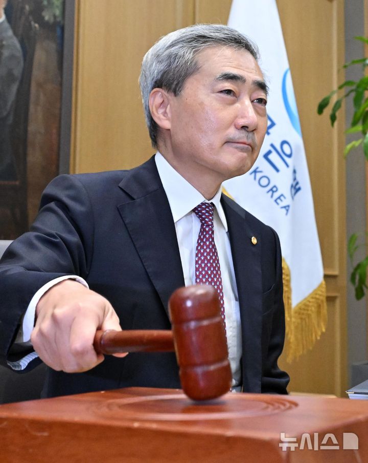 [서울=뉴시스] 사진공동취재단 = 신현송 한국은행 총재가 16일 오전 서울 중구 한국은행에서 열린 금융통화위원회 본회의에 참석해 의사봉을 두드리고 있다. 2026.07.16. photo@newsis.com