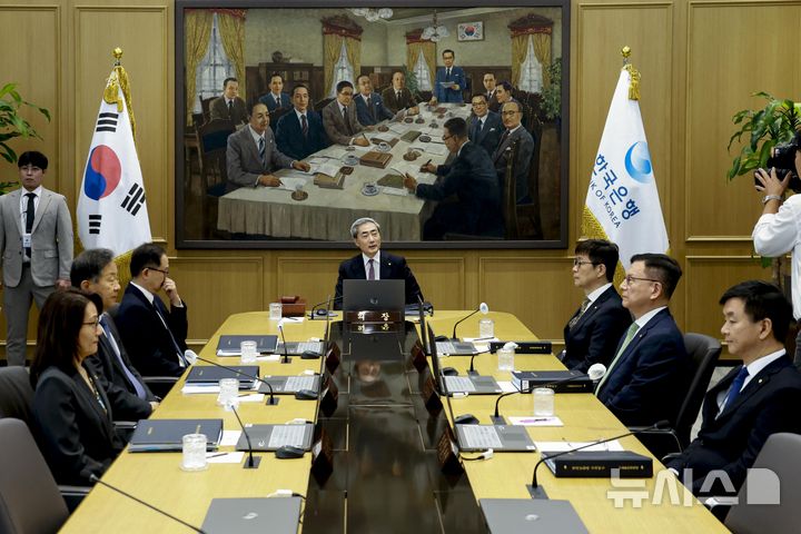 [서울=뉴시스] 사진공동취재단 = 신현송 한국은행 총재가 16일 오전 서울 중구 한국은행에서 금융통화위원회 본회의를 주재하고 있다. 2026.07.16. photo@newsis.com