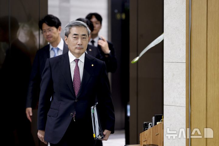 [서울=뉴시스] 사진공동취재단 = 신현송 한국은행 총재가 16일 오전 서울 중구 한국은행에서 열린 금융통화위원회 본회의에 참석하고 있다. 2026.07.16. photo@newsis.com