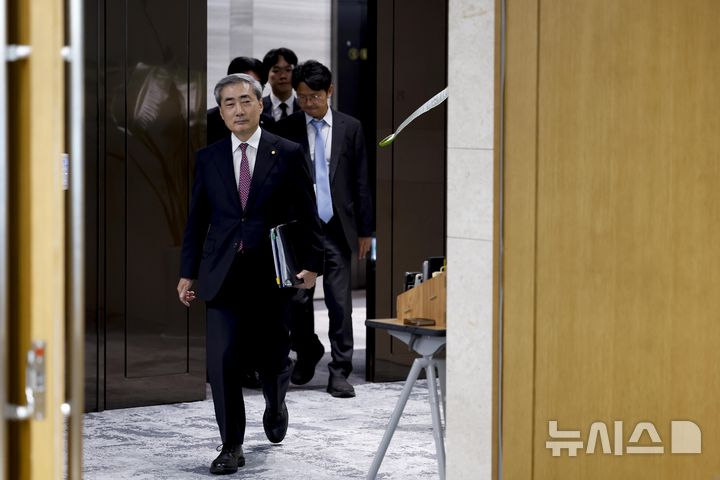[서울=뉴시스] 사진공동취재단 = 신현송 한국은행 총재가 16일 오전 서울 중구 한국은행에서 열린 금융통화위원회 본회의에 참석하고 있다. 2026.07.16. photo@newsis.com