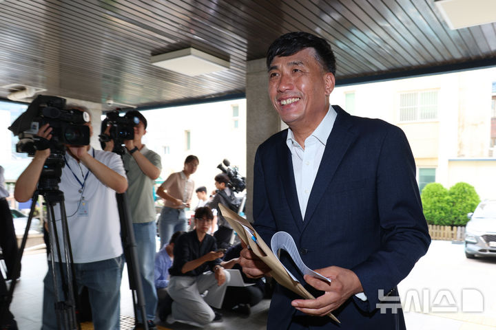 [서울=뉴시스] 고승민 기자 = 김영수 국방권익연구소장이 16일 서울 용산경찰서에서 안규백 국방부 장관 국회 인사청문회 허위 증언 의혹 관련 고발인 조사를 위해 출석하고 있다. 2026.07.16. kkssmm99@newsis.com