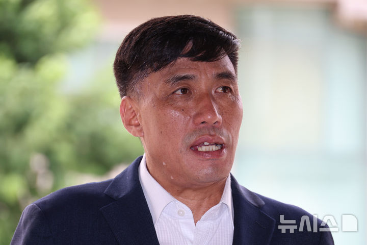 [서울=뉴시스] 고승민 기자 = 김영수 국방권익연구소장이 16일 서울 용산경찰서에서 안규백 국방부 장관 국회 인사청문회 허위 증언 의혹 관련 고발인 조사 출석 전 취재진에 입장을 밝히고 있다. 2026.07.16. kkssmm99@newsis.com