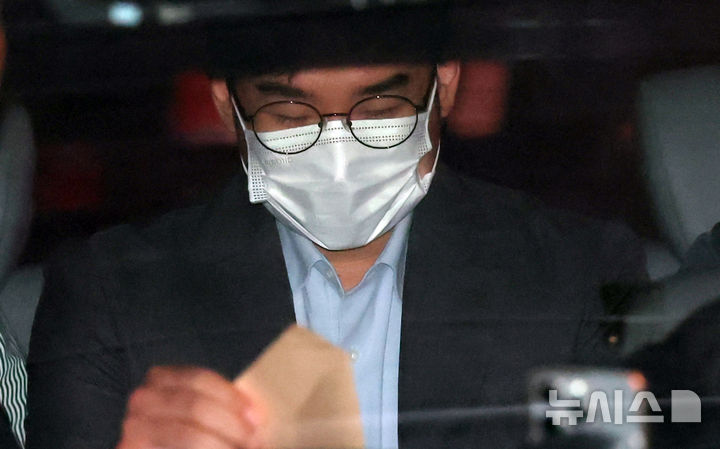  [부산=뉴시스] 하경민 기자 = 6·3 지방선거 당시 피습 자작극을 벌인 혐의로 검찰에 구속 송치되는 정이한 전 개혁신당 부산시장 후보가 16일 오전 부산 동래구 동래경찰서에서 부산지검으로 이동하는 차량에 탑승하고 있다. 2026.07.16. yulnetphoto@newsis.com