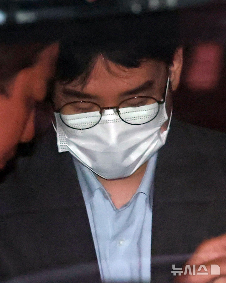 [부산=뉴시스] 하경민 기자 = 6·3 지방선거 당시 피습 자작극을 벌인 혐의로 검찰에 구속 송치되는 정이한 전 개혁신당 부산시장 후보가 16일 오전 부산 동래구 동래경찰서에서 부산지검으로 이동하는 차량에 탑승하고 있다. 2026.07.16. yulnetphoto@newsis.com
