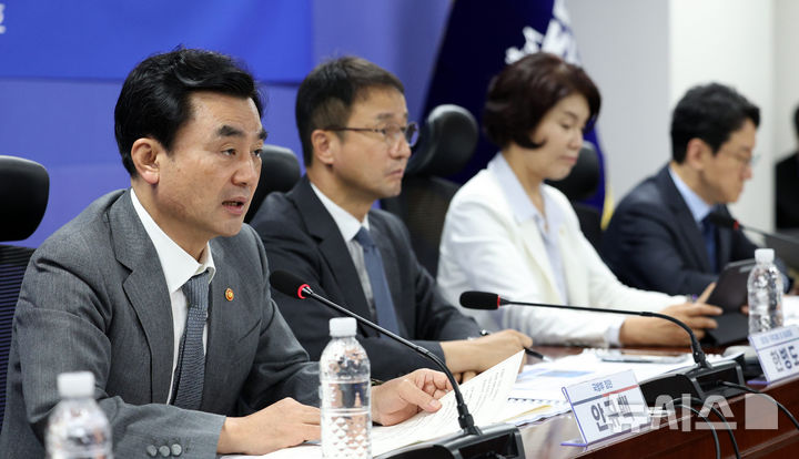 [서울=뉴시스] 고범준 기자 = 안규백 국방부 장관이 16일 서울 여의도 국회 의원회관에서 열린 스마트강군 육성, 국군사관학교 창설방안 당정협의에서 발언하고 있다. 2026.07.16. bjko@newsis.com
