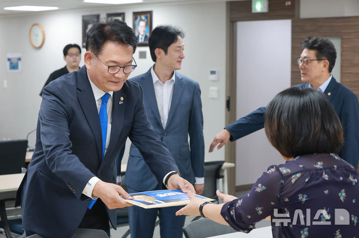 [서울=뉴시스] 정병혁 기자 = 송영길 더불어민주당 의원이 16일 서울 영등포구 더불어민주당사에서 8·17 전당대회 당대표 후보자 등록을 하고 있다. (공동취재) 2026.07.16. photo@newsis.com