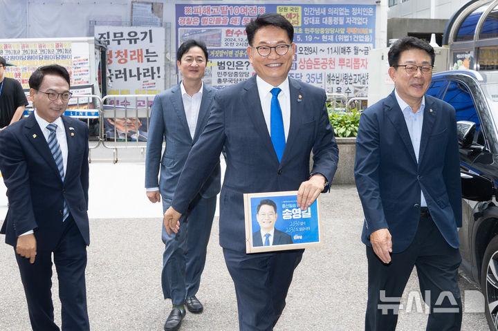 [서울=뉴시스] 정병혁 기자 = 송영길 더불어민주당 의원이 16일 서울 영등포구 더불어민주당사에서 8·17 전당대회 당대표 후보자 등록을 하기 위해 이동하고 있다. (공동취재) 2026.07.16. photo@newsis.com