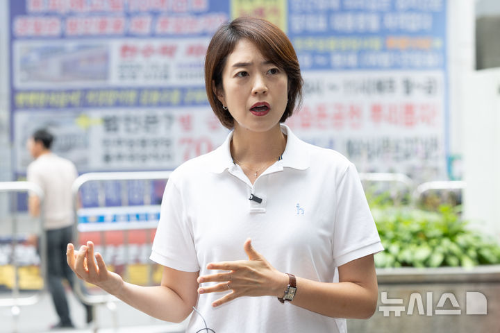 [서울=뉴시스] 정병혁 기자 = 고민정 더불어민주당 의원이 16일 서울 영등포구 더불어민주당사에서 8·17 전당대회 당대표 후보자 등록을 마친 뒤 취재진 질문에 답하고 있다. (공동취재) 2026.07.16. photo@newsis.com