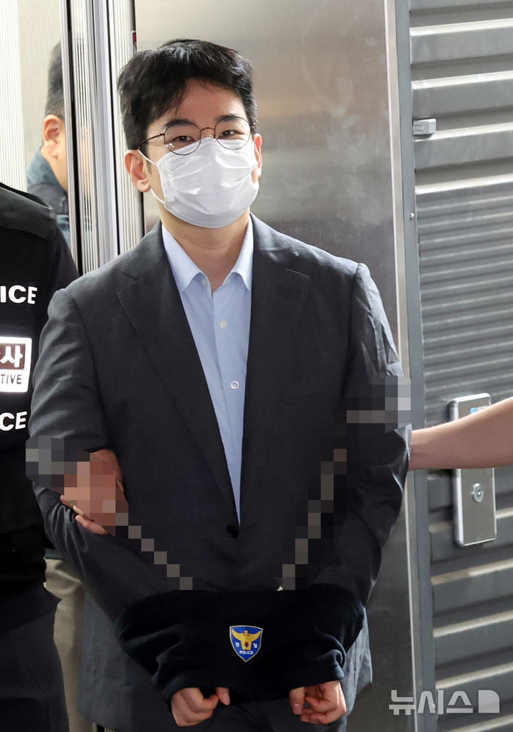  [부산=뉴시스] 하경민 기자 = 6·3 지방선거 당시 피습 자작극을 벌인 혐의로 검찰에 구속 송치되는 정이한 전 개혁신당 부산시장 후보가 16일 오전 부산 동래구 동래경찰서에서 부산지검으로 이동하고 있다. 2026.07.16. yulnetphoto@newsis.com