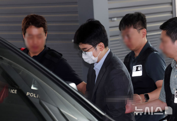  [부산=뉴시스] 하경민 기자 = 6·3 지방선거 당시 피습 자작극을 벌인 혐의로 검찰에 구속 송치되는 정이한 전 개혁신당 부산시장 후보가 16일 오전 부산 동래구 동래경찰서에서 부산지검으로 이동하고 있다. 2026.07.16. yulnetphoto@newsis.com