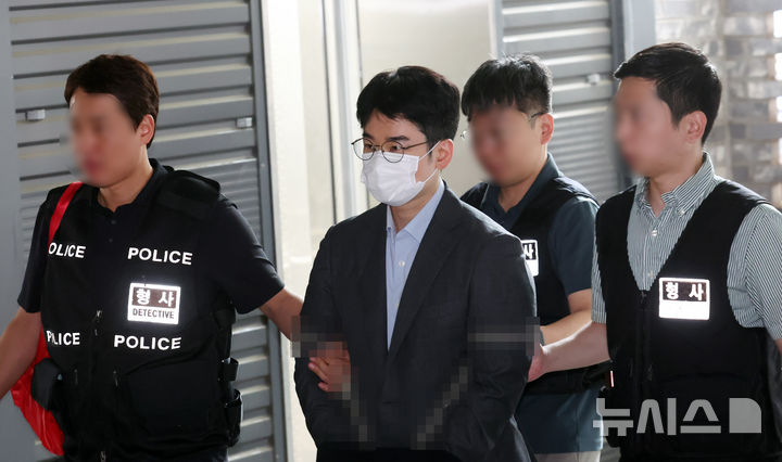  [부산=뉴시스] 하경민 기자 = 6·3 지방선거 당시 피습 자작극을 벌인 혐의로 검찰에 구속 송치되는 정이한 전 개혁신당 부산시장 후보가 16일 오전 부산 동래구 동래경찰서에서 부산지검으로 이동하고 있다. 2026.07.16. yulnetphoto@newsis.com