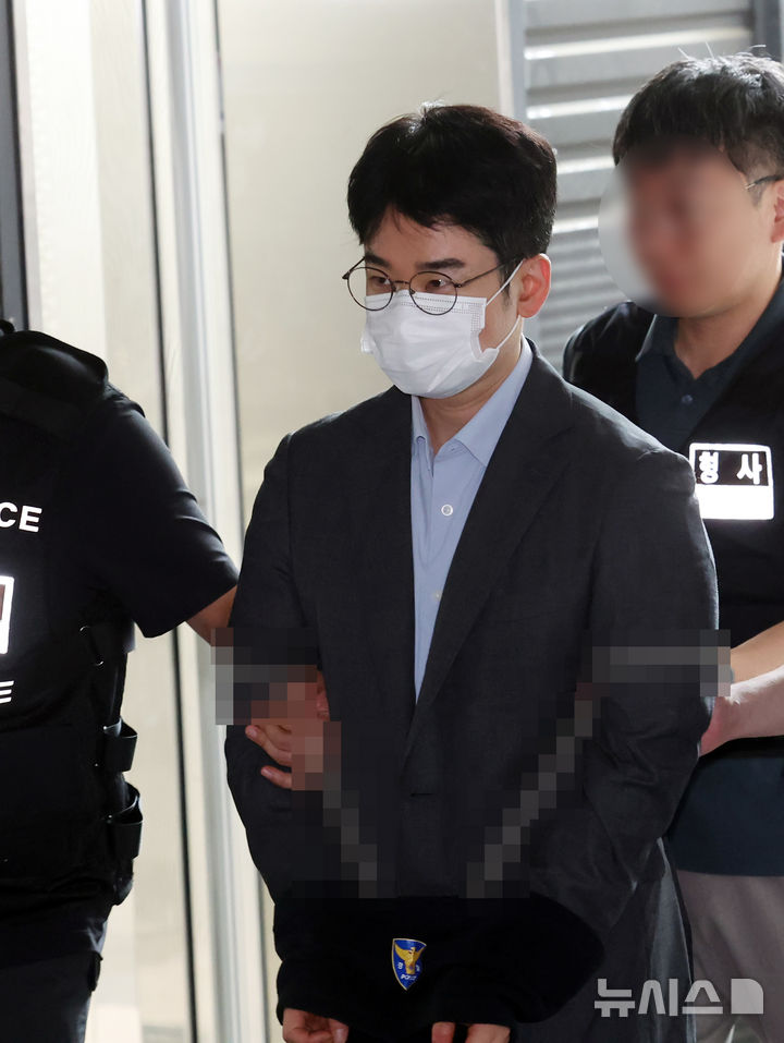  [부산=뉴시스] 하경민 기자 = 6·3 지방선거 당시 피습 자작극을 벌인 혐의로 검찰에 구속 송치되는 정이한 전 개혁신당 부산시장 후보가 16일 오전 부산 동래구 동래경찰서에서 부산지검으로 이동하고 있다. 2026.07.16. yulnetphoto@newsis.com
