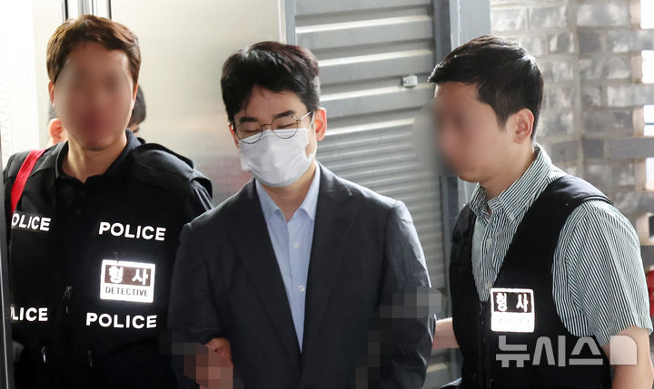  [부산=뉴시스] 하경민 기자 = 6·3 지방선거 당시 피습 자작극을 벌인 혐의로 검찰에 구속 송치되는 정이한 전 개혁신당 부산시장 후보가 16일 오전 부산 동래구 동래경찰서에서 부산지검으로 이동하고 있다. 2026.07.16. yulnetphoto@newsis.com