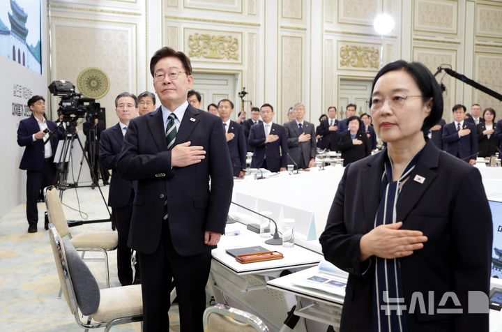 [서울=뉴시스] 김진아 기자 = 이재명 대통령이 16일 청와대 영빈관에서 열린 '삶으로 체감하는 대체불가 대한민국-국민과 함께하는 두 번째 업무보고'에서 국민의례를 하고 있다. 2026.07.16. bluesoda@newsis.com