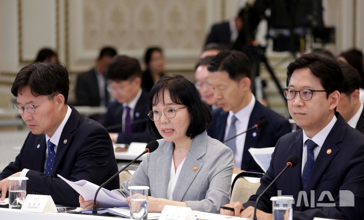[서울=뉴시스] 김진아 기자 = 송경희 개인정보보호위원장이 16일 청와대 영빈관에서 열린 '삶으로 체감하는 대체불가 대한민국-국민과 함께하는 두 번째 업무보고'에서 업무보고를 하고 있다. 2026.07.16. bluesoda@newsis.com