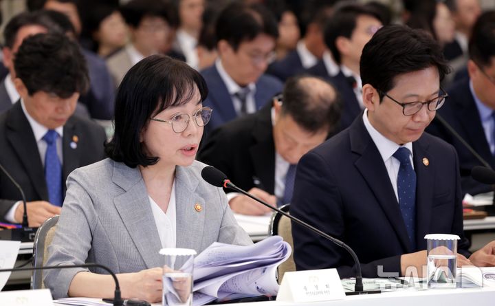 [서울=뉴시스] 김진아 기자 = 송경희 개인정보보호위원장이 16일 청와대 영빈관에서 열린 '삶으로 체감하는 대체불가 대한민국-국민과 함께하는 두 번째 업무보고'에서 업무보고를 하고 있다. 2026.07.16. bluesoda@newsis.com