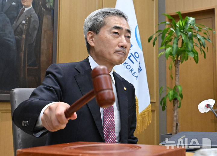 [서울=뉴시스] 사진공동취재단 = 신현송 한국은행 총재가 16일 오전 서울 중구 한국은행에서 열린 금융통화위원회 본회의에 참석해 의사봉을 두드리고 있다. 2026.07.16. photo@newsis.com