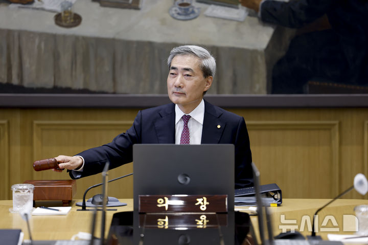 [서울=뉴시스] 사진공동취재단 = 신현송 한국은행 총재가 16일 오전 서울 중구 한국은행에서 열린 금융통화위원회 본회의에 참석해 의사봉을 두드리고 있다. 2026.07.16. photo@newsis.com