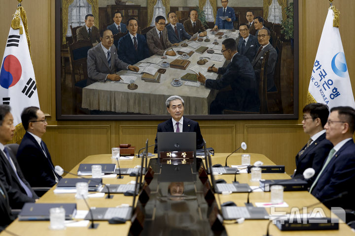 [서울=뉴시스] 사진공동취재단 = 신현송 한국은행 총재가 16일 오전 서울 중구 한국은행에서 금융통화위원회 본회의를 주재하고 있다. 2026.07.16. photo@newsis.com