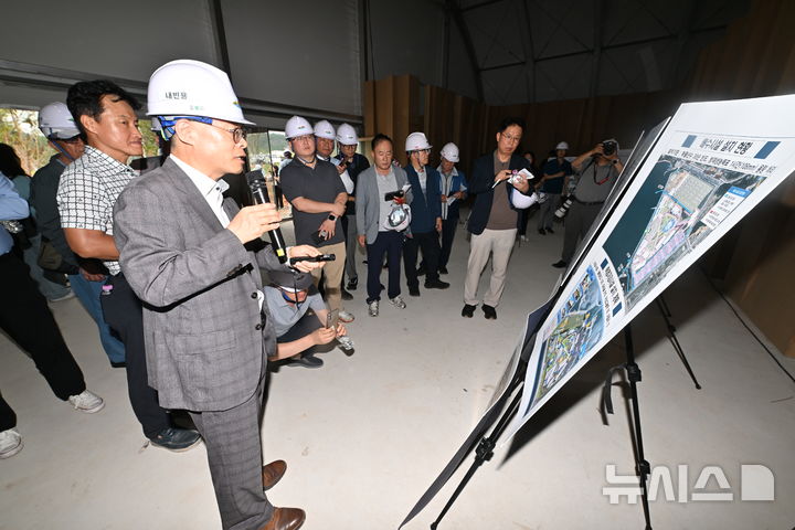 [여수=뉴시스] 이영주 기자 = 김종기 2026 여수세계섬박람회 사무총장이 16일 오전 전남광주 여수시 진모지구 섬박람회 주행사장에서 언론인들을 상대로 공정상황을 설명하고 있다. 2026.07.16. leeyj2578@newsis.com