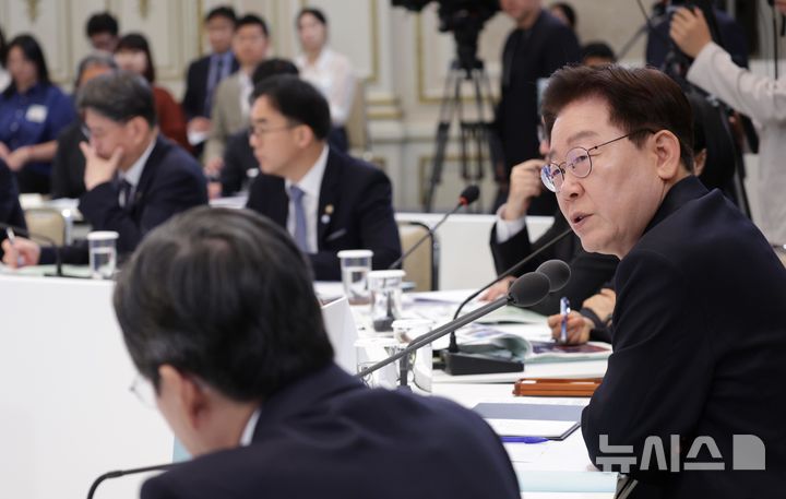 [서울=뉴시스] 김진아 기자 = 이재명 대통령이 16일 청와대 영빈관에서 열린 '삶으로 체감하는 대체불가 대한민국-국민과 함께하는 두 번째 업무보고'에서 송경희 개인정보보호위원장에게 질문을 하고 있다. 2026.07.16. bluesoda@newsis.com