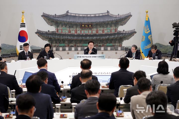 [서울=뉴시스] 김진아 기자 = 이재명 대통령이 16일 청와대 영빈관에서 열린 '삶으로 체감하는 대체불가 대한민국-국민과 함께하는 두 번째 업무보고'에서 발언하고 있다. 2026.07.16. bluesoda@newsis.com