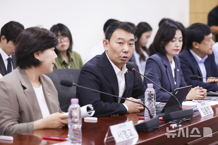 [서울=뉴시스] 김근수 기자 = 김용민 더불어민주당 의원이 16일 오전 서울 여의도 국회 의원회관에서 열린 검사 권력 오남용 사례로 본 형사소송법 개정 긴급 토론회에 참석해 있다. 2026.07.16. ks@newsis.com