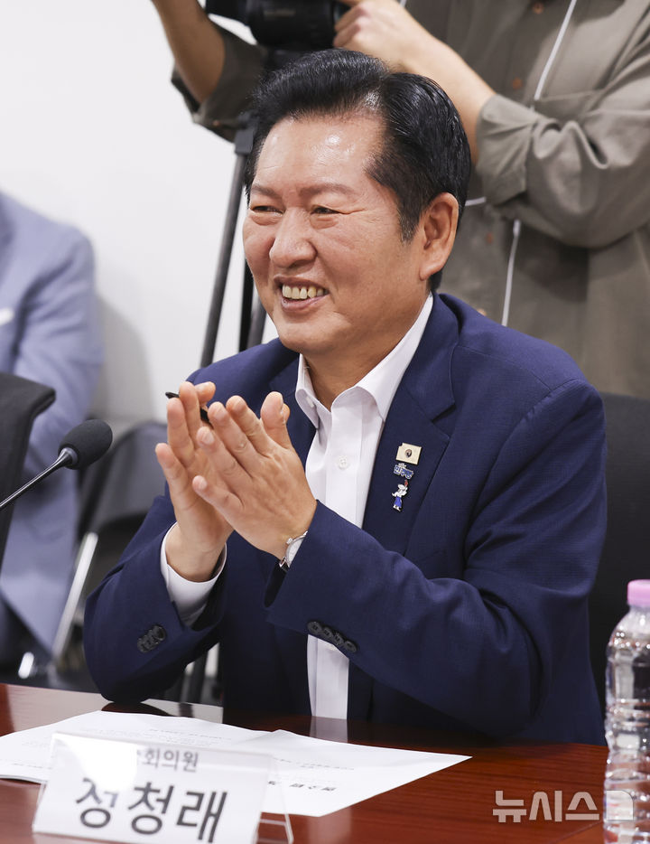 [서울=뉴시스] 김근수 기자 = 더불어민주당 당권주자로 나선 정청래 더불어민주당 전 대표가 16일 오전 서울 여의도 국회 의원회관에서 열린 검사 권력 오남용 사례로 본 형사소송법 개정 긴급 토론회에 참석해 박수를 치고 있다. 2026.07.16. ks@newsis.com