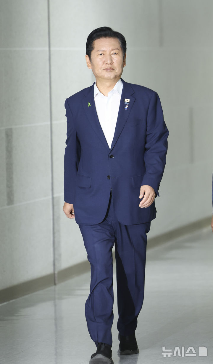 [서울=뉴시스] 김근수 기자 = 더불어민주당 당권주자로 나선 정청래 더불어민주당 전 대표가 16일 오전 서울 여의도 국회 의원회관에서 열린 검사 권력 오남용 사례로 본 형사소송법 개정 긴급 토론회에 참석하고 있다. 2026.07.16. ks@newsis.com