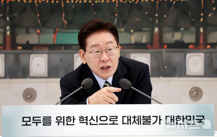 [서울=뉴시스] 김진아 기자 = 이재명 대통령이 16일 청와대 영빈관에서 열린 '삶으로 체감하는 대체불가 대한민국-국민과 함께하는 두 번째 업무보고'에서 발언하고 있다. 2026.07.16. bluesoda@newsis.com