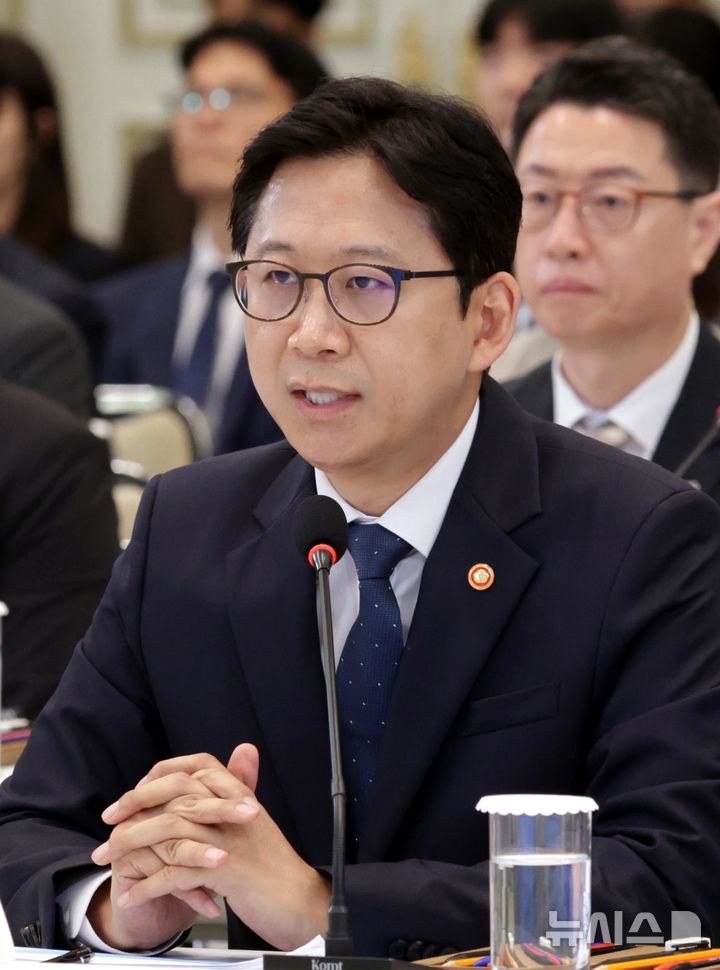 [서울=뉴시스] 김진아 기자 = 배경훈 부총리 겸 과학기술정보통신부 장관 16일 청와대 영빈관에서 열린 '삶으로 체감하는 대체불가 대한민국-국민과 함께하는 두 번째 업무보고'에서 이재명 대통령의 질문에 답변하고 있다. 2026.07.16. bluesoda@newsis.com