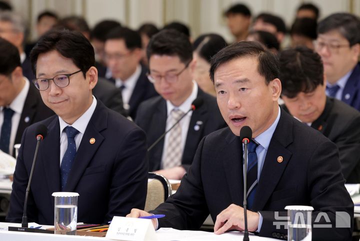 [서울=뉴시스] 김진아 기자 = 김종철 방송미디어통신위원장이 16일 청와대 영빈관에서 열린 '삶으로 체감하는 대체불가 대한민국-국민과 함께하는 두 번째 업무보고'에서 업무보고를 하고 있다. 2026.07.16. bluesoda@newsis.com