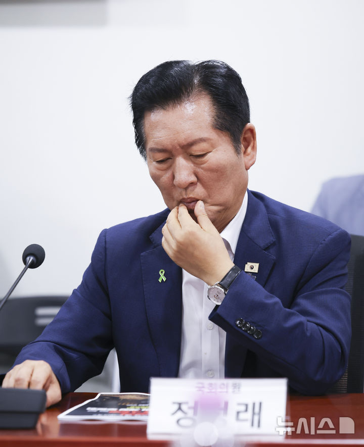 [서울=뉴시스] 김근수 기자 = 더불어민주당 당권주자로 나선 정청래 전 대표가 16일 오전 서울 여의도 국회 의원회관에서 열린 검사 권력 오남용 사례로 본 형사소송법 개정 긴급 토론회에 참석해 있다. 2026.07.16. ks@newsis.com