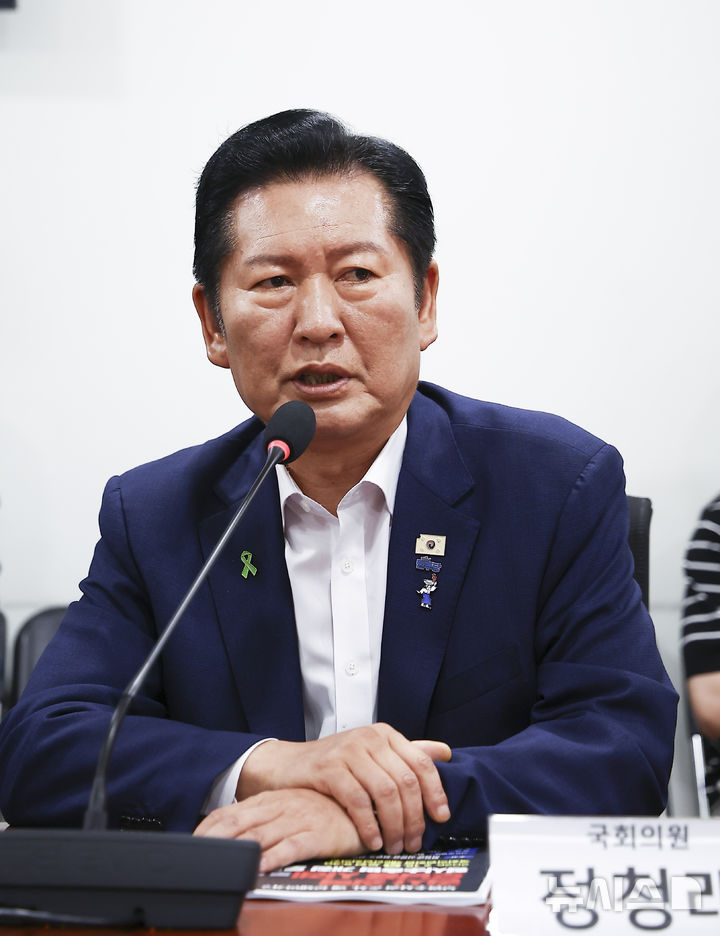 [서울=뉴시스] 김근수 기자 = 더불어민주당 당권주자로 나선 정청래 전 대표가 16일 오전 서울 여의도 국회 의원회관에서 열린 검사 권력 오남용 사례로 본 형사소송법 개정 긴급 토론회에 참석해 발언하고 있다. 2026.07.16. ks@newsis.com