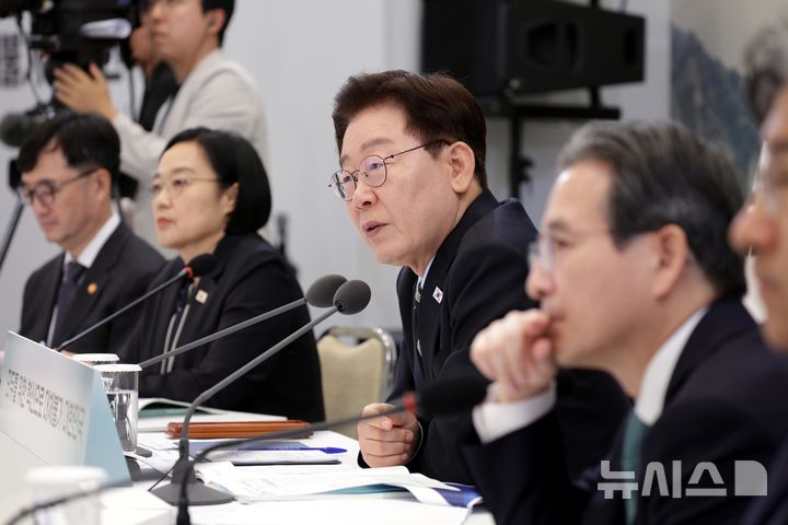 [서울=뉴시스] 김진아 기자 = 이재명 대통령이 16일 청와대 영빈관에서 열린 '삶으로 체감하는 대체불가 대한민국-국민과 함께하는 두 번째 업무보고'에서 발언하고 있다. 2026.07.16. bluesoda@newsis.com