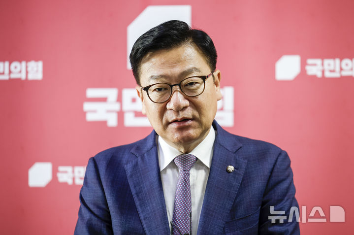 [서울=뉴시스] 정병혁 기자 = 정점식 국민의힘 원내대표가 16일 서울 여의도 국회 원내대표실 앞에서 현안 관련 백브리핑을 하고 있다. 2026.07.16. jhope@newsis.com