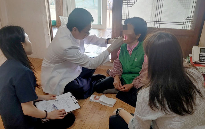 [곡성=뉴시스] 전남광주통합특별시 곡성군, 거동 불편 어르신 '방문 구강검진 사업' 추진. (사진=곡성군청 제공). photo@newsis.com *재판매 및 DB 금지