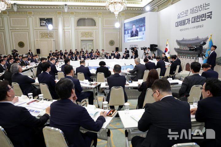 [서울=뉴시스] 김진아 기자 = 배경훈 부총리 겸 과학기술정보통신부 장관이 16일 청와대 영빈관에서 열린 '삶으로 체감하는 대체불가 대한민국-국민과 함께하는 두 번째 업무보고'에서서 발언하고 있다. 2026.07.16. bluesoda@newsis.com