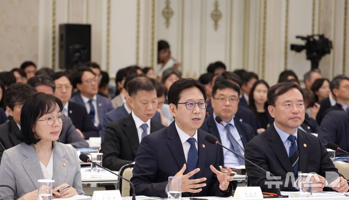 [서울=뉴시스] 김진아 기자 = 배경훈 부총리 겸 과학기술정보통신부 장관이 16일 청와대 영빈관에서 열린 '삶으로 체감하는 대체불가 대한민국-국민과 함께하는 두 번째 업무보고'에서 업무보고를 하고 있다. 2026.07.16. bluesoda@newsis.com