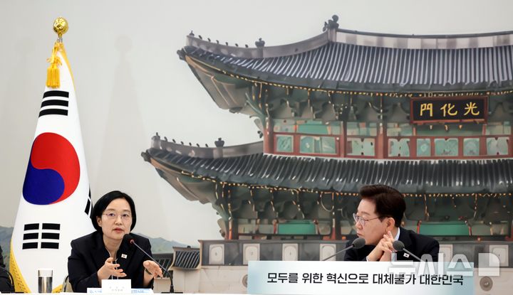 [서울=뉴시스] 김진아 기자 = 이재명 대통령이 16일 청와대 영빈관에서 열린 '삶으로 체감하는 대체불가 대한민국-국민과 함께하는 두 번째 업무보고'에서 한성숙(왼쪽) 국무총리의 발언을 경청하고 있다. 2026.07.16. bluesoda@newsis.com