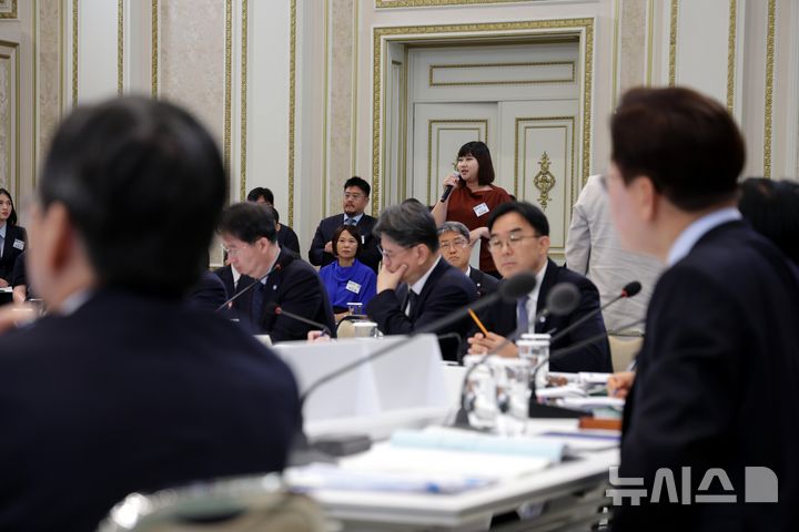 [서울=뉴시스] 김진아 기자 = 이재명 대통령이 16일 청와대 영빈관에서 열린 '삶으로 체감하는 대체불가 대한민국-국민과 함께하는 두 번째 업무보고'에서 국민참여단 곽은비 씨의 질문을 경청하고 있다. 2026.07.16. bluesoda@newsis.com
