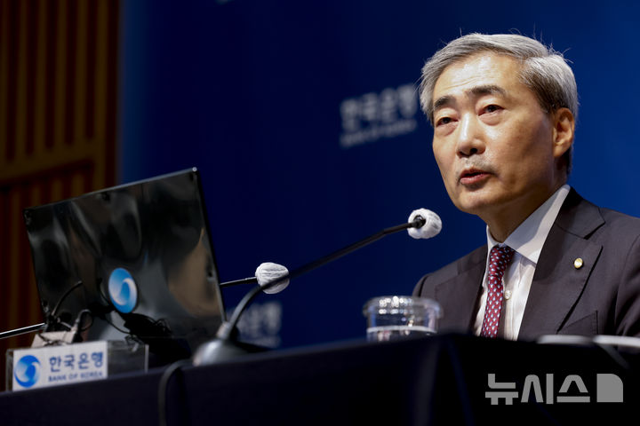 [서울=뉴시스] 사진공동취재단 = 신현송 한국은행 총재가 지난 16일 서울 중구 한국은행에서 열린 금융통화위원회 통화정책방향 기자간담회에서 발언하고 있다. 2026.07.16. photo@newsis.com