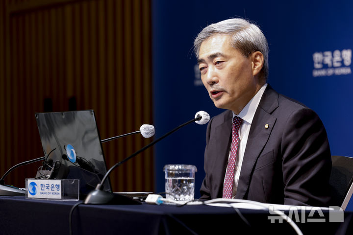 [서울=뉴시스] 사진공동취재단 = 신현송 한국은행 총재가 16일 서울 중구 한국은행에서 열린 금융통화위원회 통화정책방향 기자간담회에서 발언하고 있다. 2026.07.16. photo@newsis.com