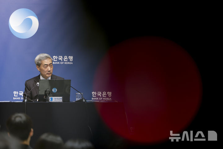 [서울=뉴시스] 사진공동취재단 = 신현송 한국은행 총재가 지난 16일 서울 중구 한국은행에서 열린 금융통화위원회 통화정책방향 기자간담회에서 발언하고 있다. 2026.07.16. photo@newsis.com