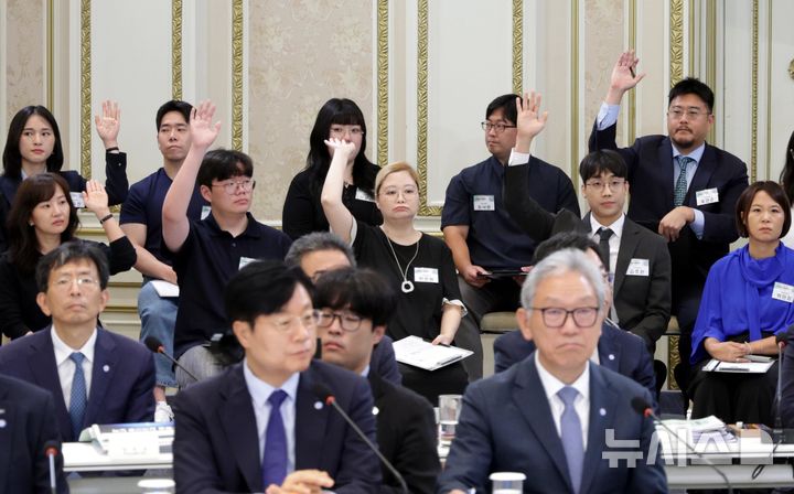 [서울=뉴시스] 김진아 기자 = 16일 청와대 영빈관에서 열린 '삶으로 체감하는 대체불가 대한민국-국민과 함께하는 두 번째 업무보고'에서 국민참여단 참가자들이 질문을 하기 위해 손을 들고 있다. 2026.07.16. bluesoda@newsis.com