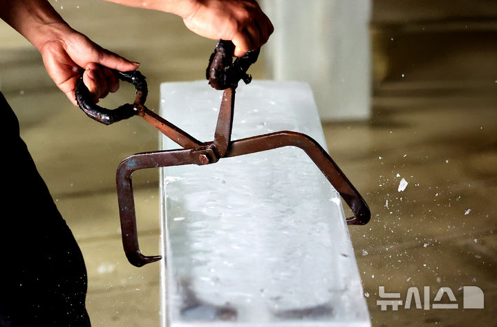 [대구=뉴시스] 이무열 기자 = 연일 폭염이 이어지는 16일 대구 서구 중리동의 한 얼음 전문 업체에서 직원이 밀려드는 얼음 주문을 맞추기 위해 바쁘게 움직이고 있다. 2026.07.16. lmy@newsis.com