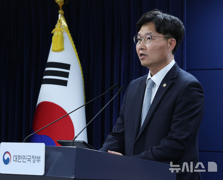 [서울=뉴시스] 조수정 기자 = 구혁채 과학기술정보통신부 1차관이 15일 오후 서울 종로구 정부서울청사에서 2026년 하반기 과학기술정보통신부 업무보고 주요내용을 발표하고 있다. 2026.07.16. chocrystal@newsis.com