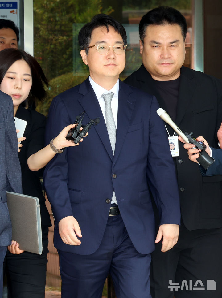 [서울=뉴시스] 박영태 기자 = 내란가담 의혹을 받는 심우정 전 검찰총장이 16일 서울 서초구 중앙지법에서 열린 영장실질심사를 끝내고 법원을 나서고 있다. 2026.07.16. since1999@newsis.com