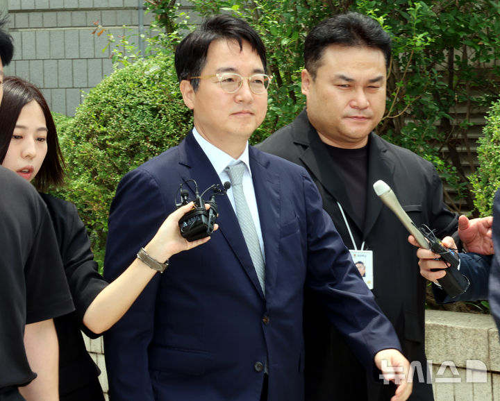 [서울=뉴시스] 박영태 기자 = 내란가담 의혹을 받는 심우정 전 검찰총장이 16일 서울 서초구 중앙지법에서 열린 영장실질심사를 끝내고 법원을 나서고 있다. 2026.07.16. since1999@newsis.com